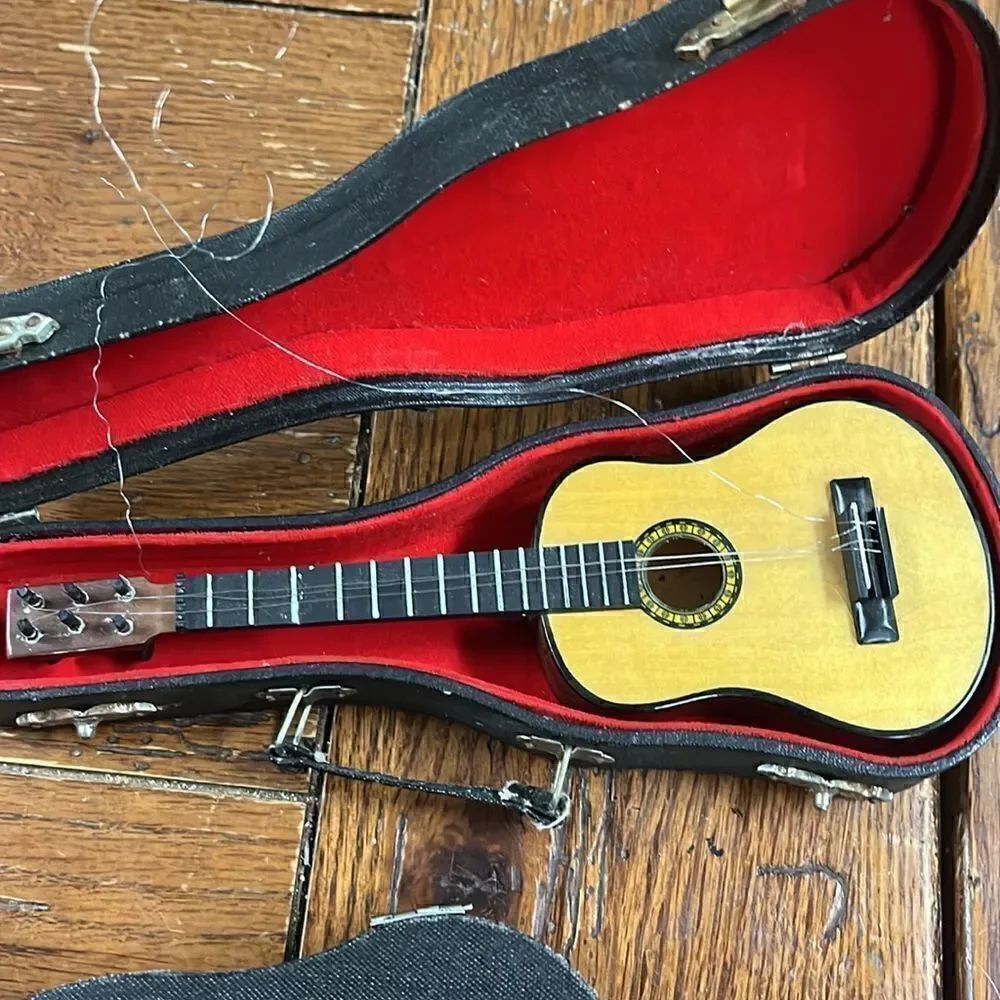 Guitars decor - Picture 3 of 8